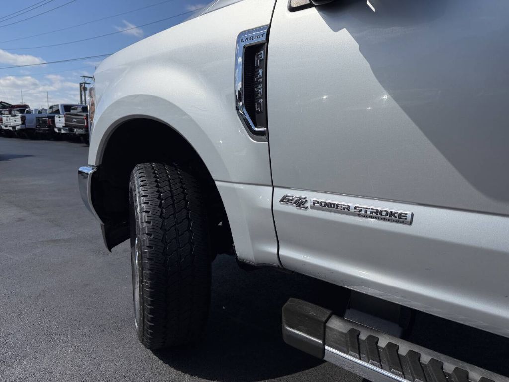 Photo 19 of this FORD F250 LARIAT