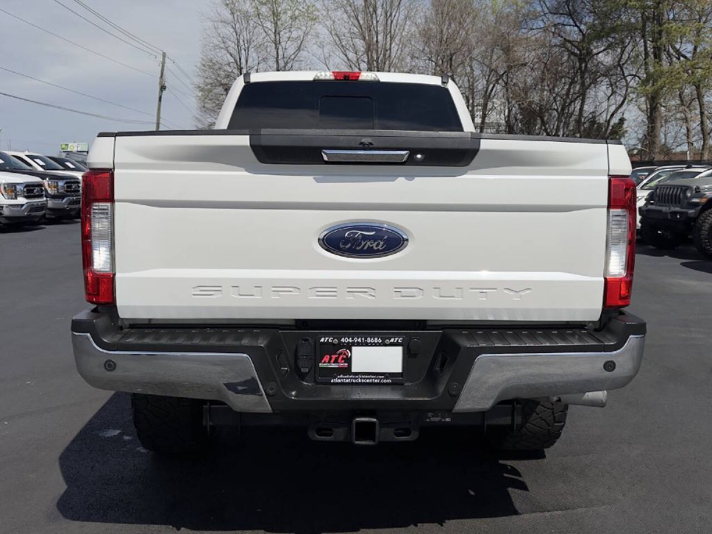 Photo 7 of this FORD F250 LARIAT