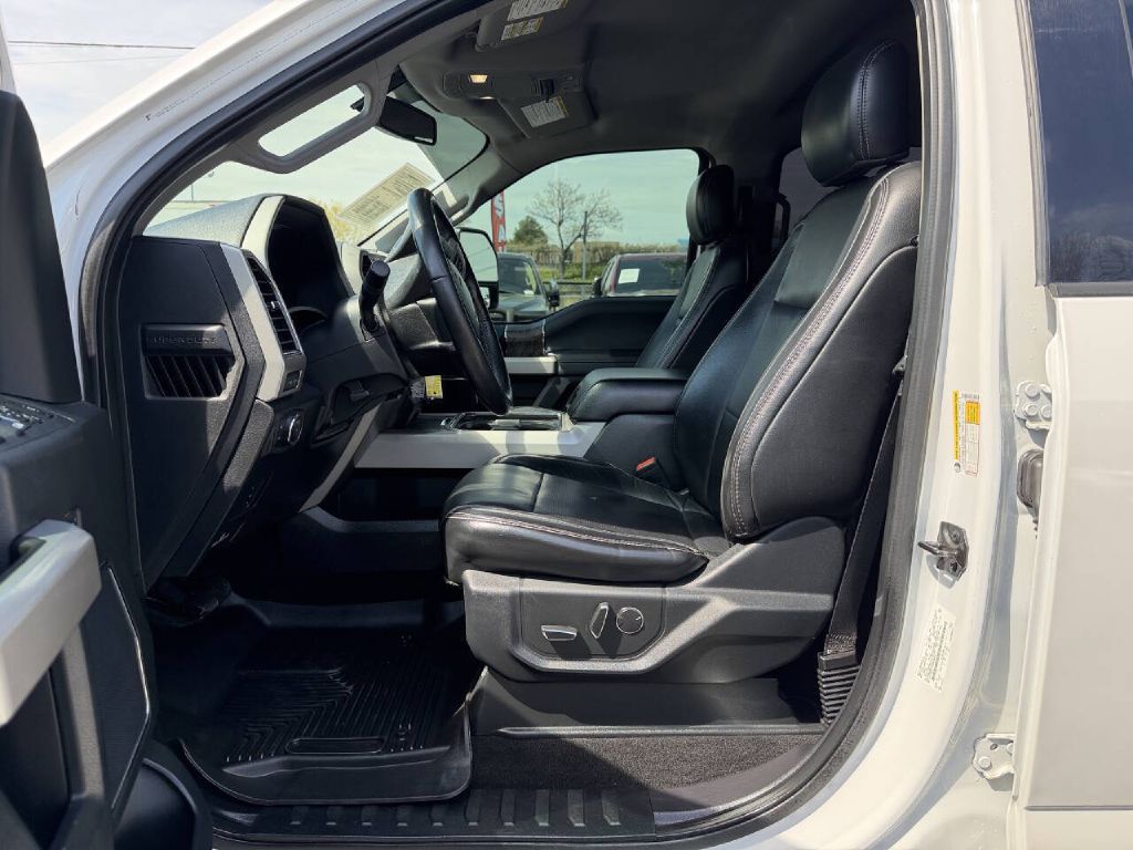 Photo 9 of this FORD F250 LARIAT