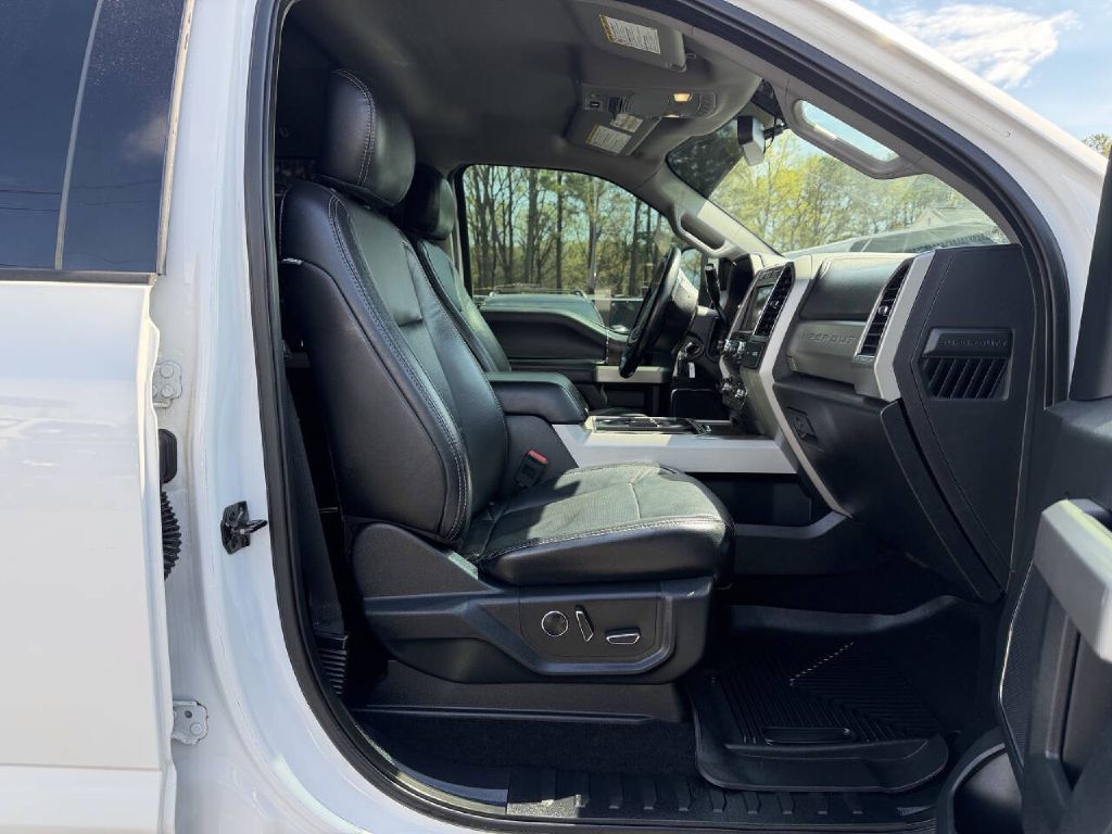 Photo 11 of this FORD F250 LARIAT