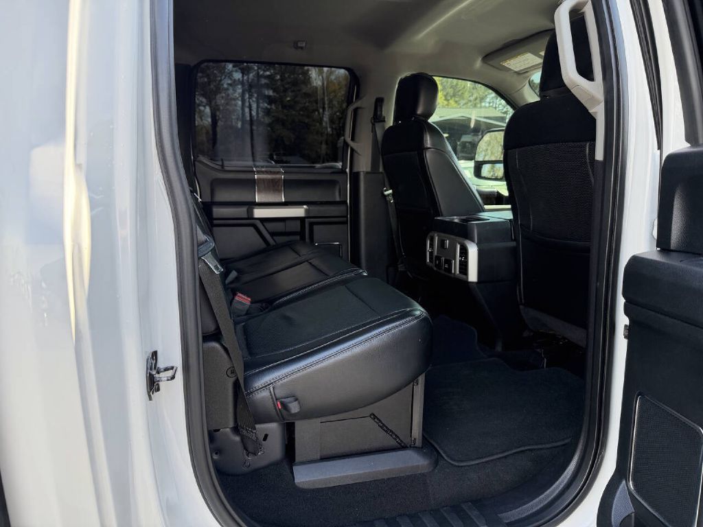 Photo 12 of this FORD F250 LARIAT