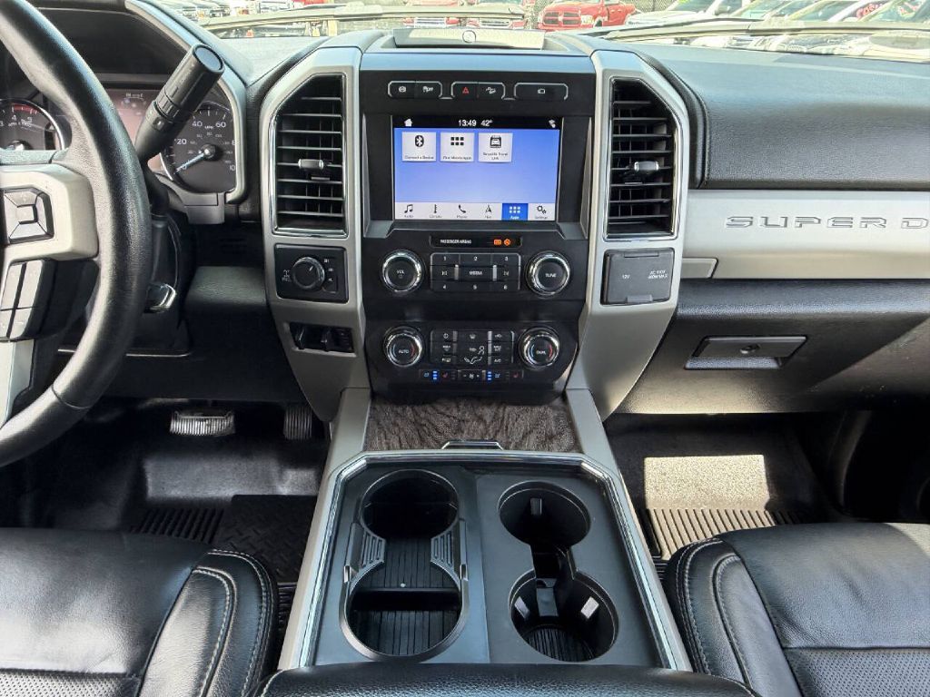 Photo 14 of this FORD F250 LARIAT