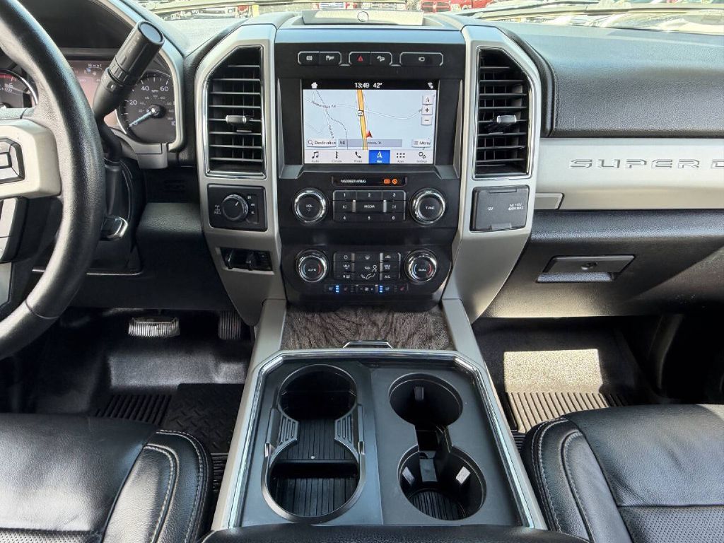 Photo 15 of this FORD F250 LARIAT