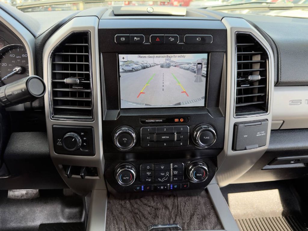 Photo 17 of this FORD F250 LARIAT