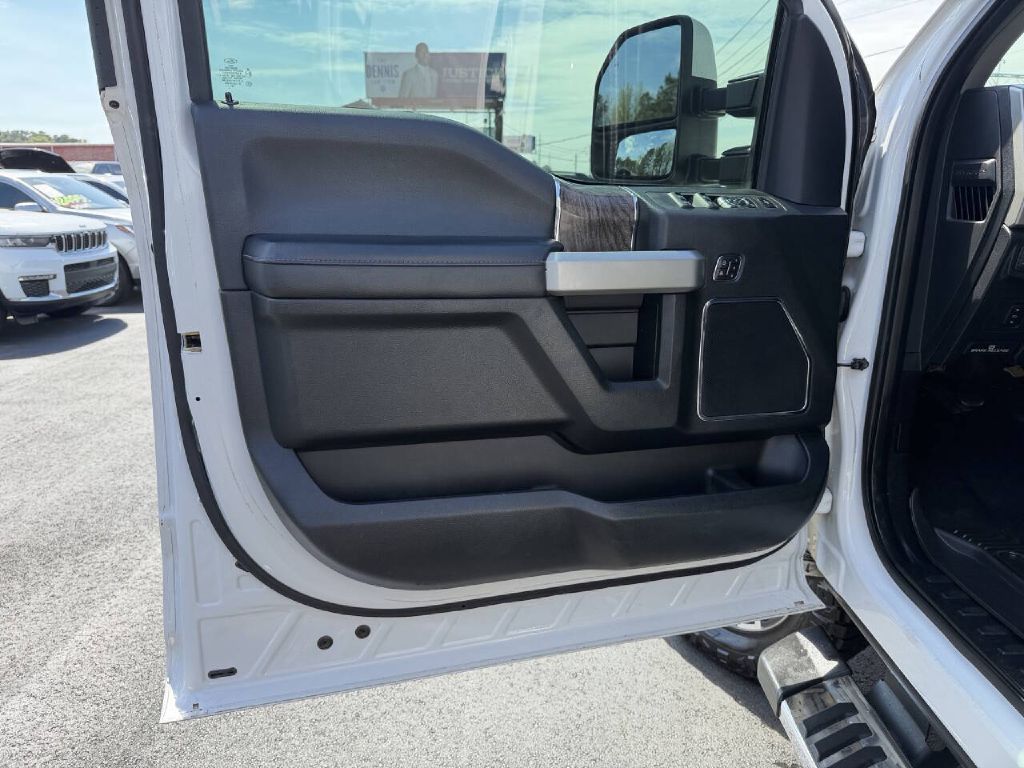 Photo 18 of this FORD F250 LARIAT