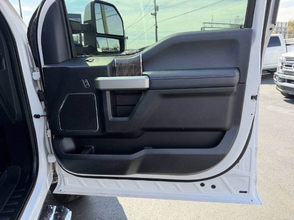 Photo 19 of this FORD F250 LARIAT