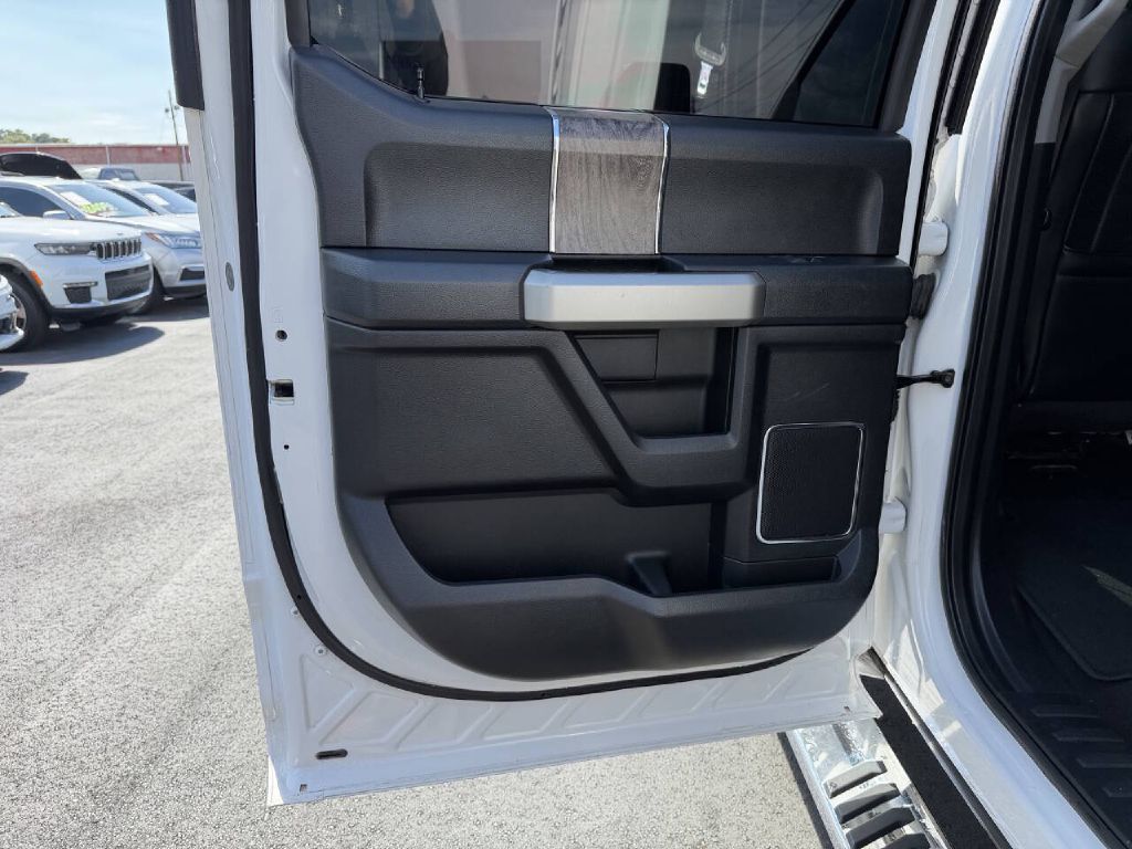 Photo 20 of this FORD F250 LARIAT