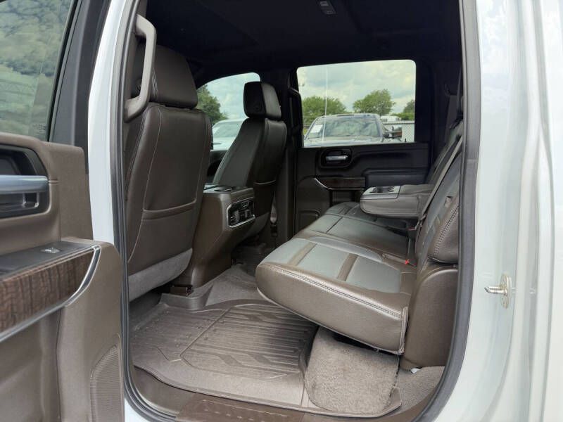 Photo 9 of this GMC SIERRA DENALI