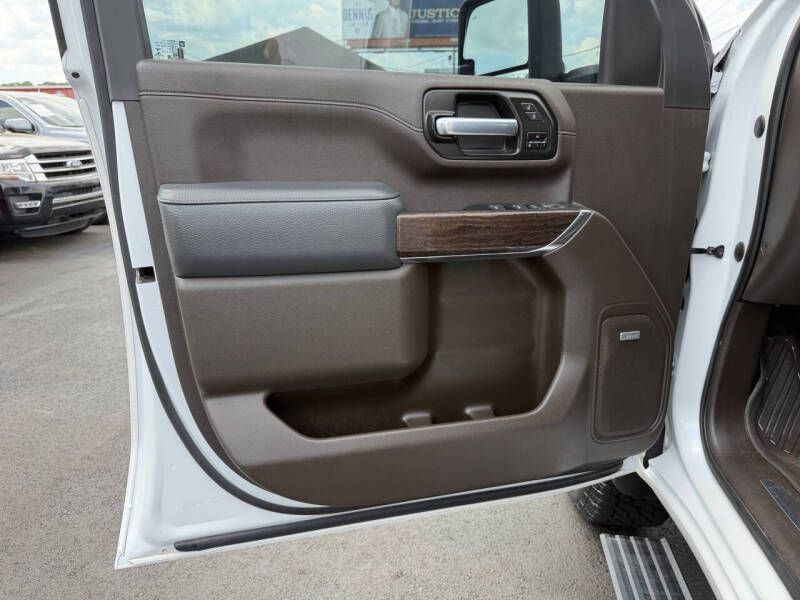 Photo 18 of this GMC SIERRA DENALI