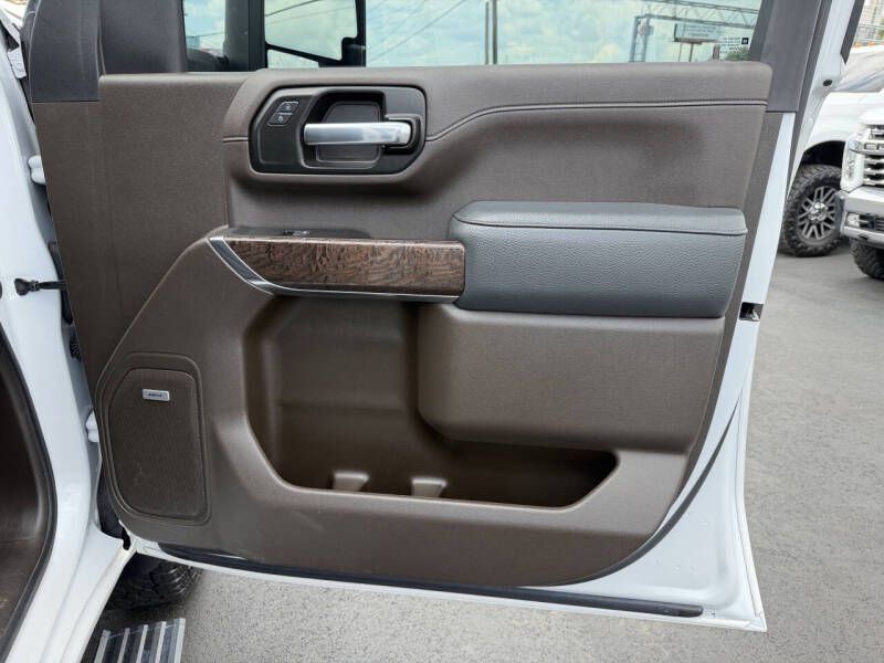 Photo 19 of this GMC SIERRA DENALI