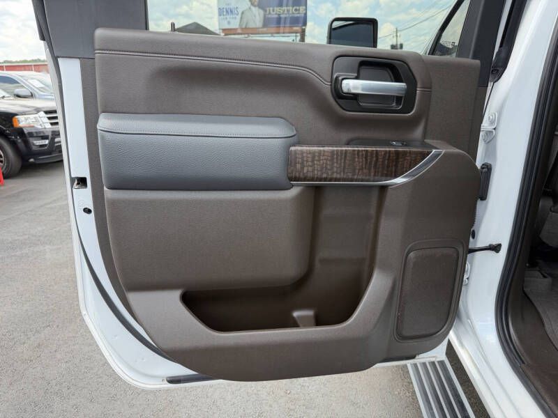 Photo 20 of this GMC SIERRA DENALI