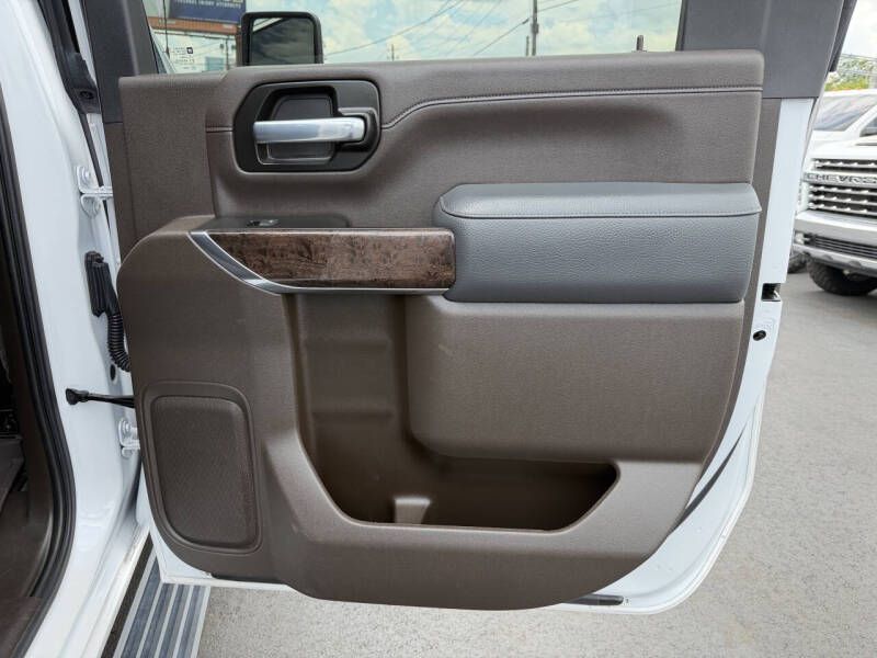Photo 21 of this GMC SIERRA DENALI
