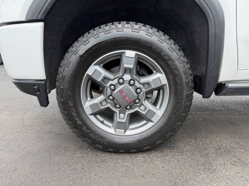 Photo 22 of this GMC SIERRA DENALI