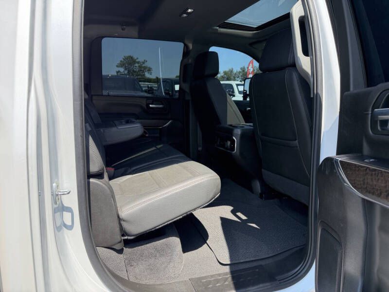 Photo 11 of this GMC SIERRA DENALI