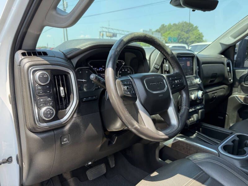 Photo 16 of this GMC SIERRA DENALI