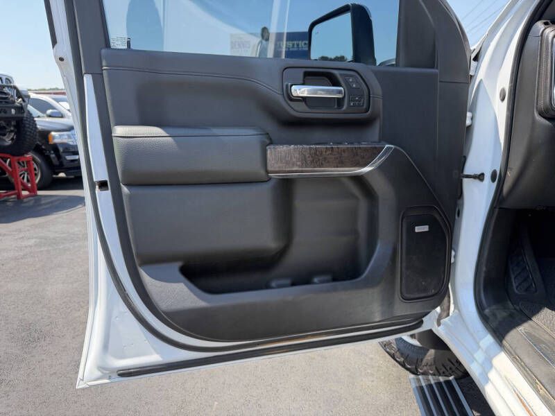 Photo 18 of this GMC SIERRA DENALI
