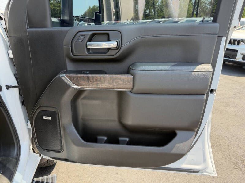 Photo 19 of this GMC SIERRA DENALI