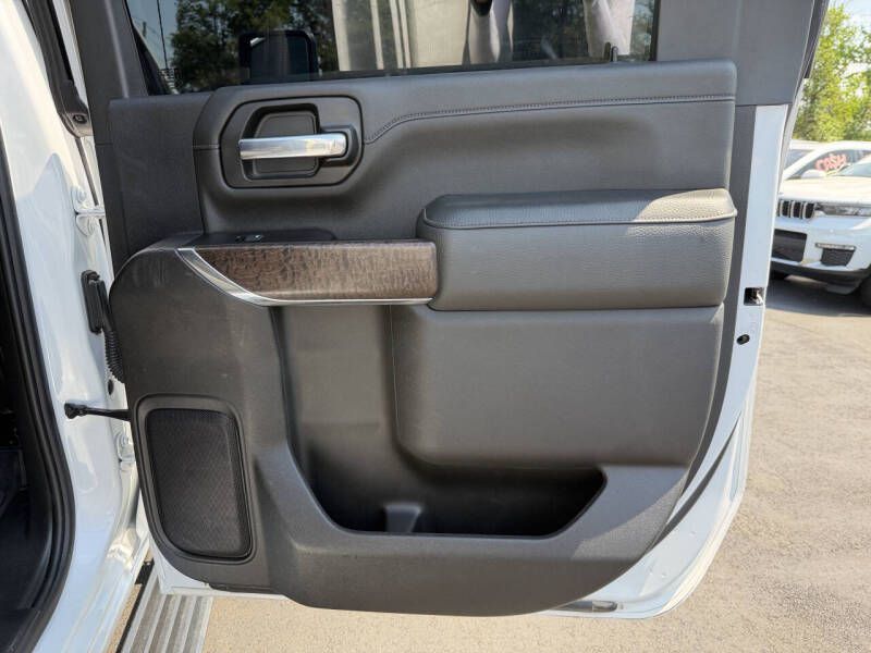 Photo 20 of this GMC SIERRA DENALI