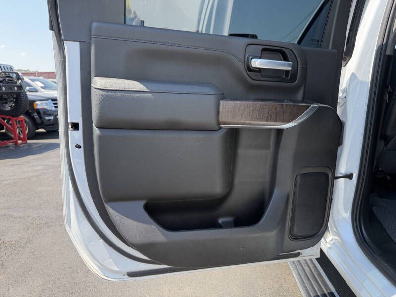 Photo 21 of this GMC SIERRA DENALI