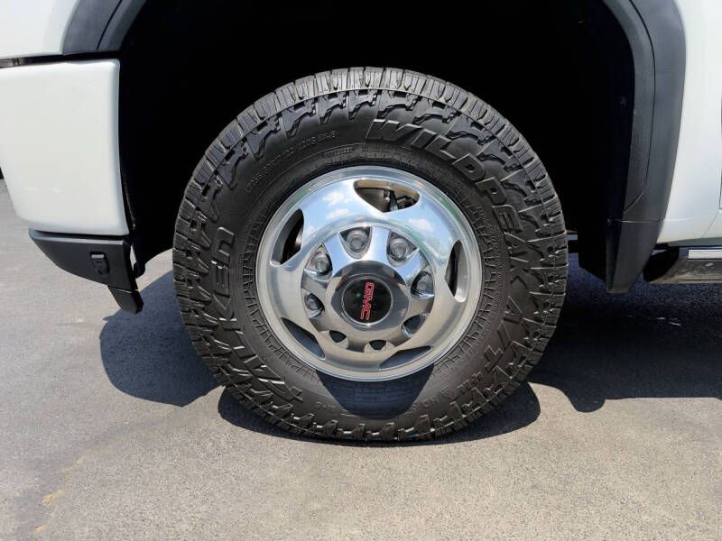 Photo 22 of this GMC SIERRA DENALI