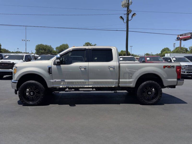 Photo 3 of this FORD F250 LARIAT