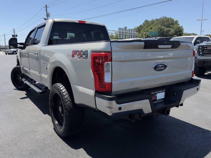 Photo 5 of this FORD F250 LARIAT