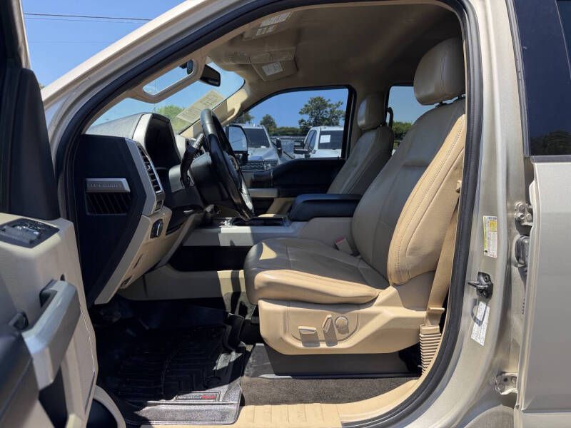 Photo 8 of this FORD F250 LARIAT