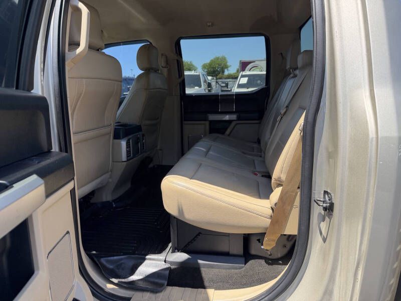 Photo 9 of this FORD F250 LARIAT