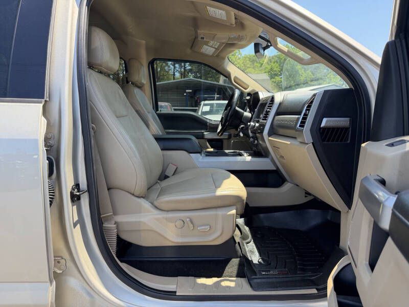 Photo 10 of this FORD F250 LARIAT