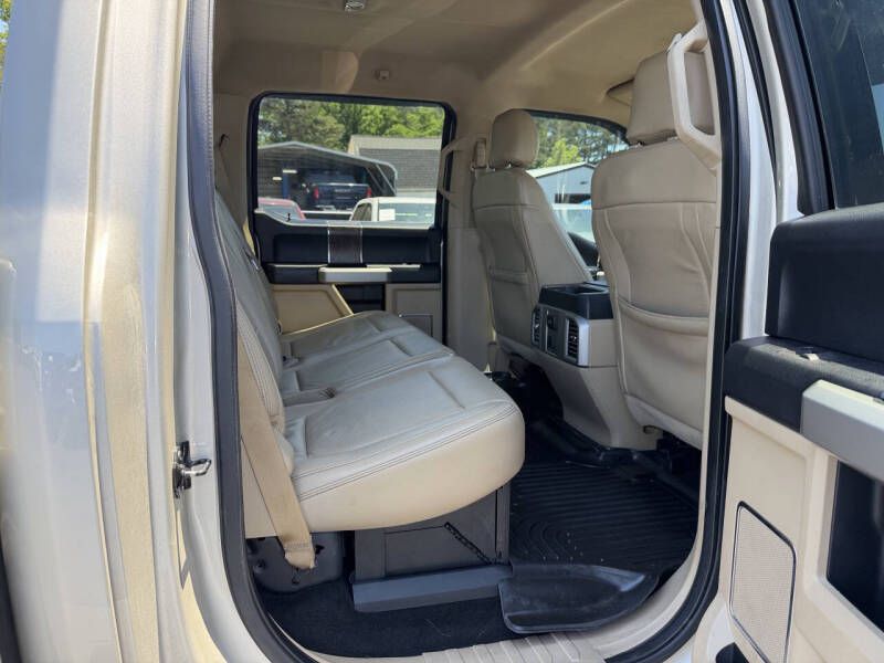 Photo 11 of this FORD F250 LARIAT