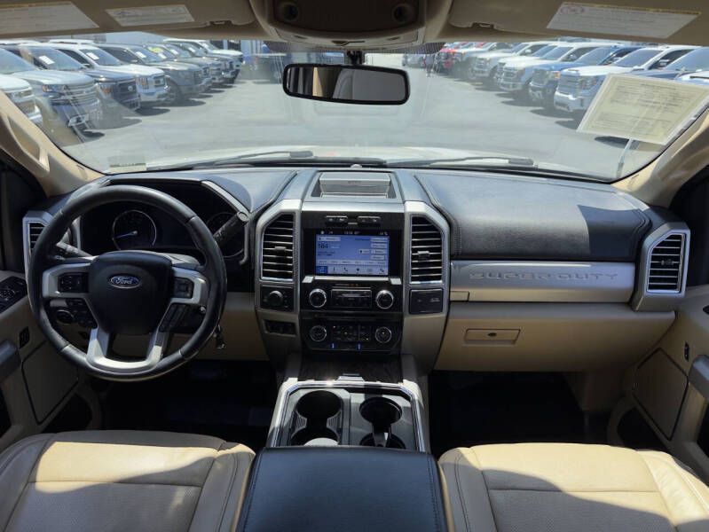 Photo 12 of this FORD F250 LARIAT