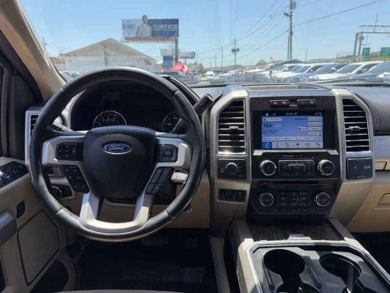 Photo 13 of this FORD F250 LARIAT