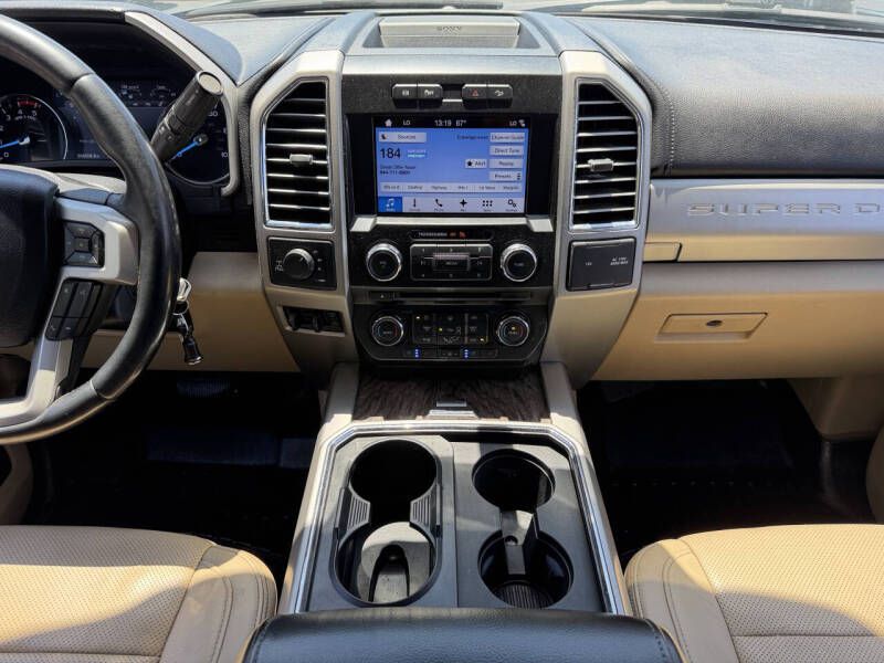 Photo 14 of this FORD F250 LARIAT