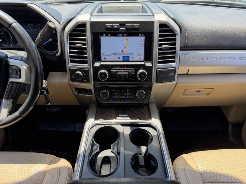 Photo 15 of this FORD F250 LARIAT