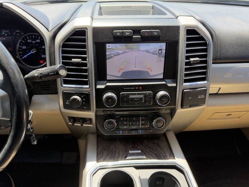 Photo 16 of this FORD F250 LARIAT