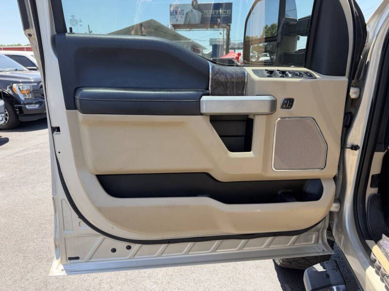 Photo 18 of this FORD F250 LARIAT