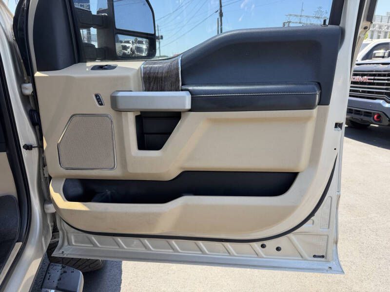 Photo 19 of this FORD F250 LARIAT