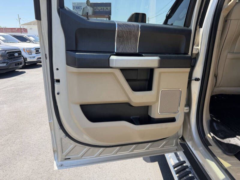 Photo 20 of this FORD F250 LARIAT