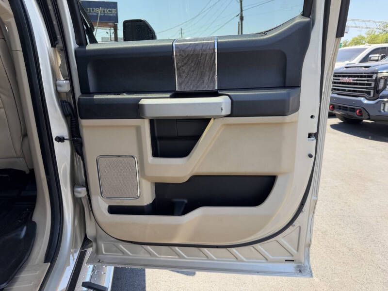 Photo 21 of this FORD F250 LARIAT