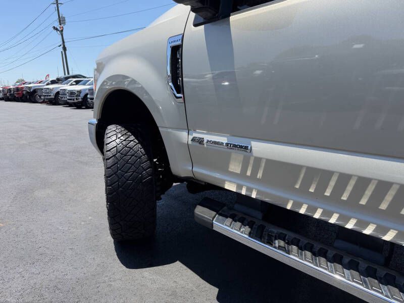 Photo 23 of this FORD F250 LARIAT