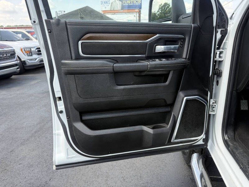 Photo 19 of this RAM 2500 LARAMIE