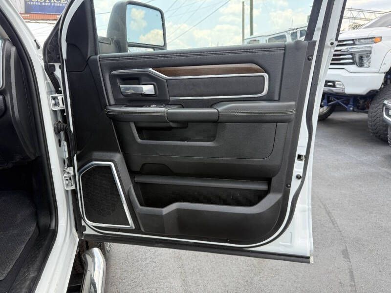 Photo 21 of this RAM 2500 LARAMIE