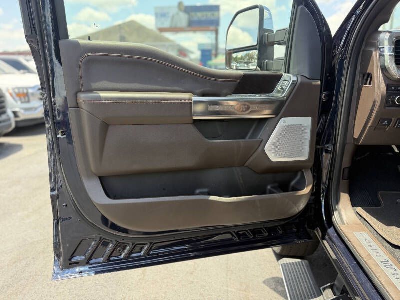 Photo 21 of this FORD F250 KING RANCH