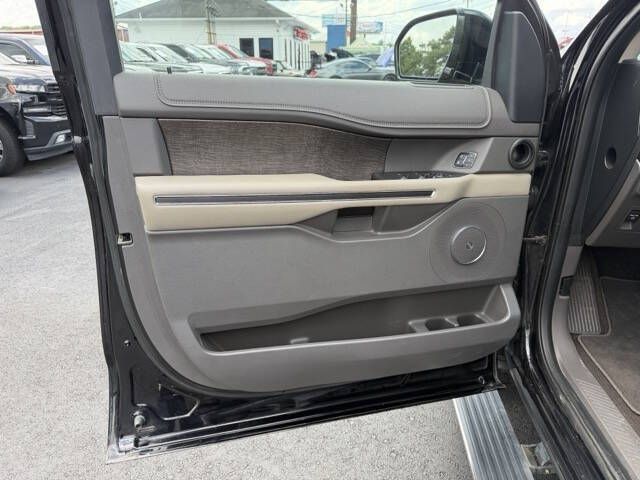 Photo 24 of this FORD EXPEDITION