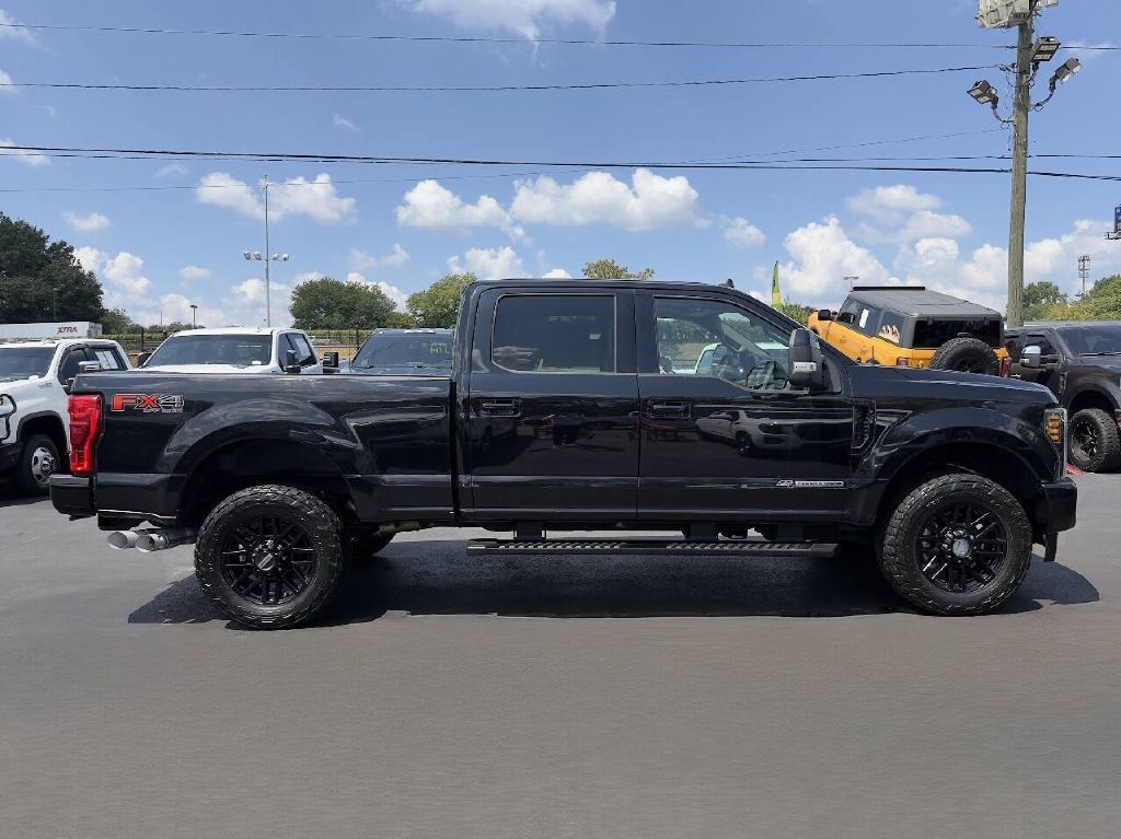 Photo 5 of this FORD F250 LARIAT