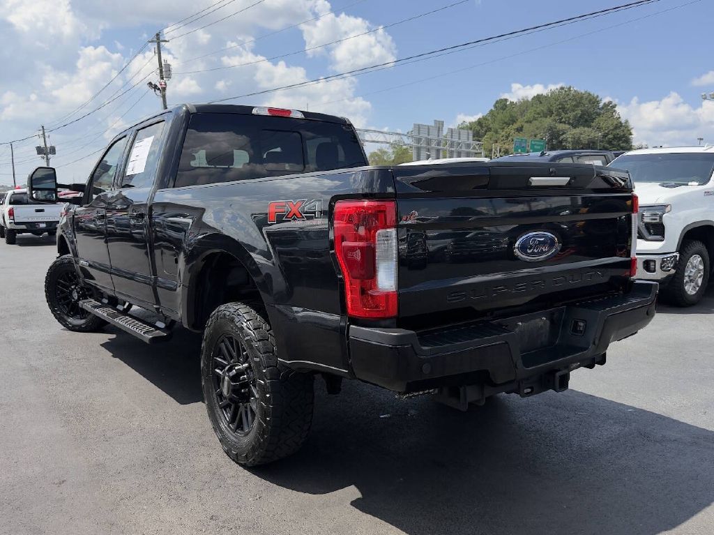 Photo 6 of this FORD F250 LARIAT