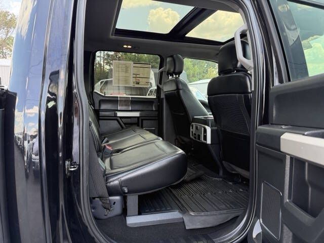 Photo 12 of this FORD F250 LARIAT