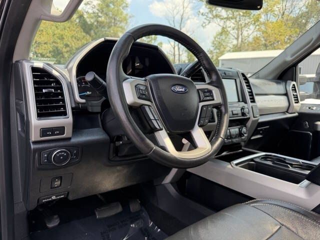 Photo 13 of this FORD F250 LARIAT