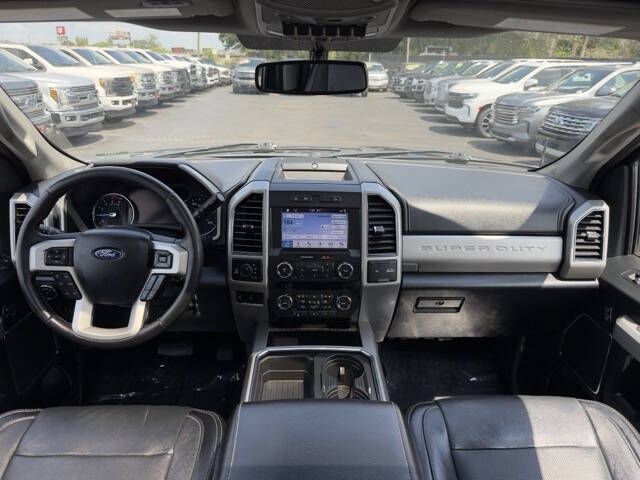 Photo 14 of this FORD F250 LARIAT