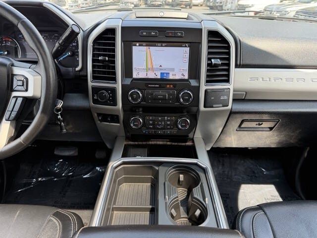 Photo 18 of this FORD F250 LARIAT